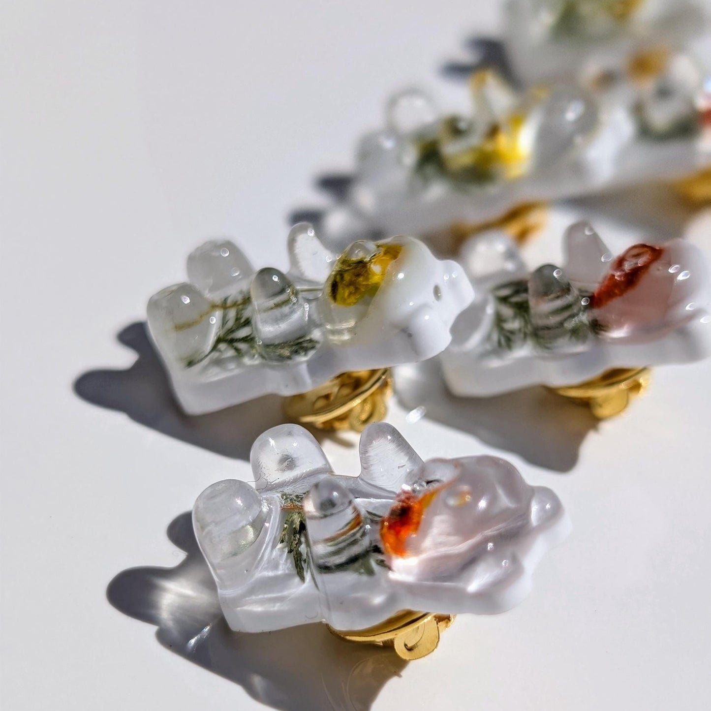 Resin Bear Pin Preserved Flowers Nature-Inspired Floral Brooch Women Handmade Animal Jewelry, Gift Idea for Birthday and Botanical Accessory