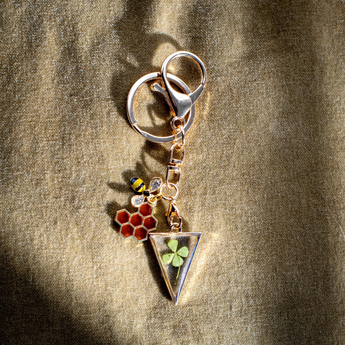 Charm Gift Set Gold Bee Keychain With Four Leaf Clover And Honeycomb Design Irish Luck Theme Perfect For Bee Lovers Nature Inspired Jewelry Handmade Accessory Lucky Charm Unique Bee Design Special Gift For Beekeepers