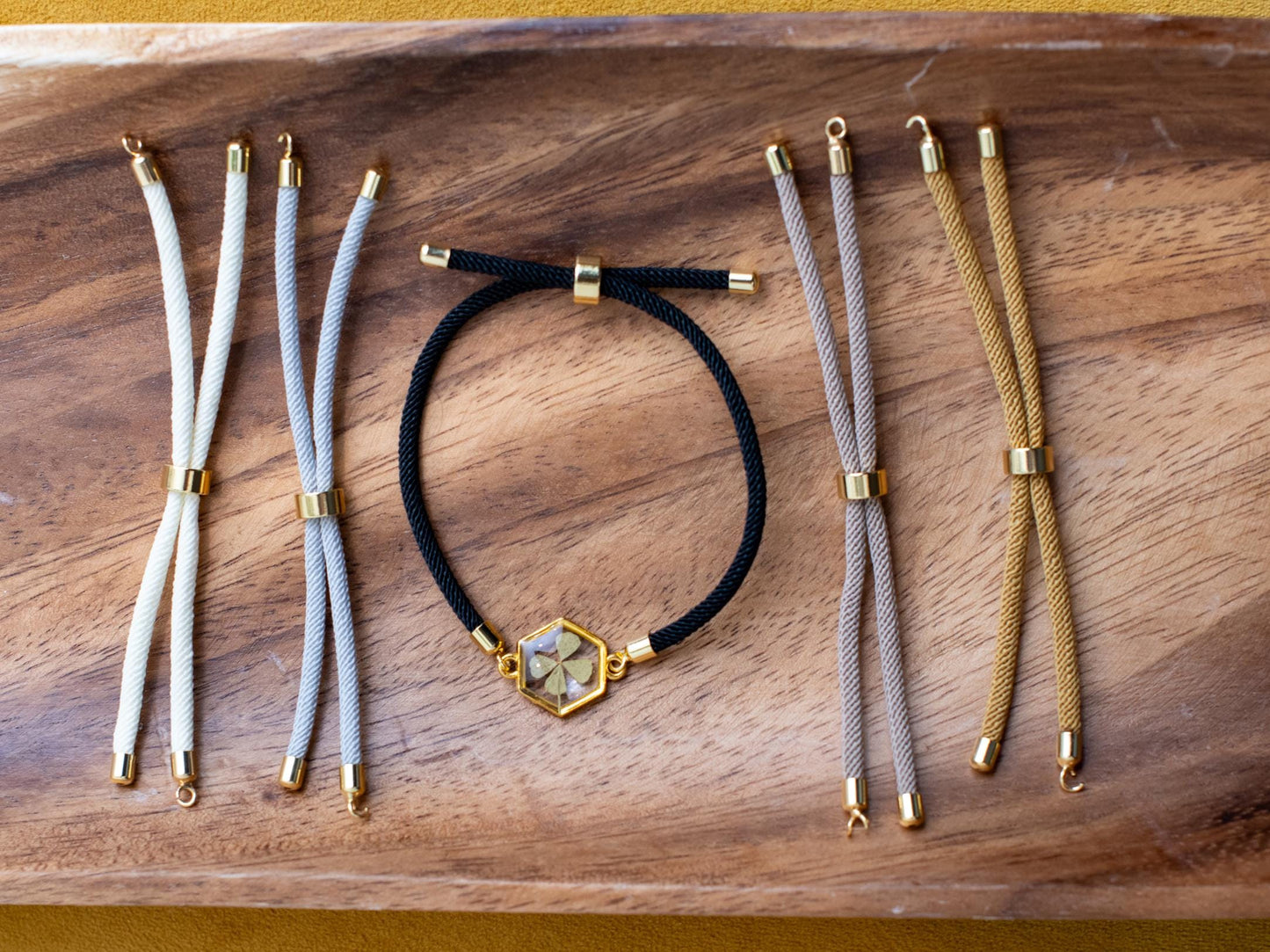 Nature-inspired botanical resin bracelet with preserved clover in a gold hexagon charm minimalist adjustable cord bracelet sustainable handmade jewelry plant lover gift good luck amulet gift eco-friendly accessory boho resin bracelet fashion jewelry