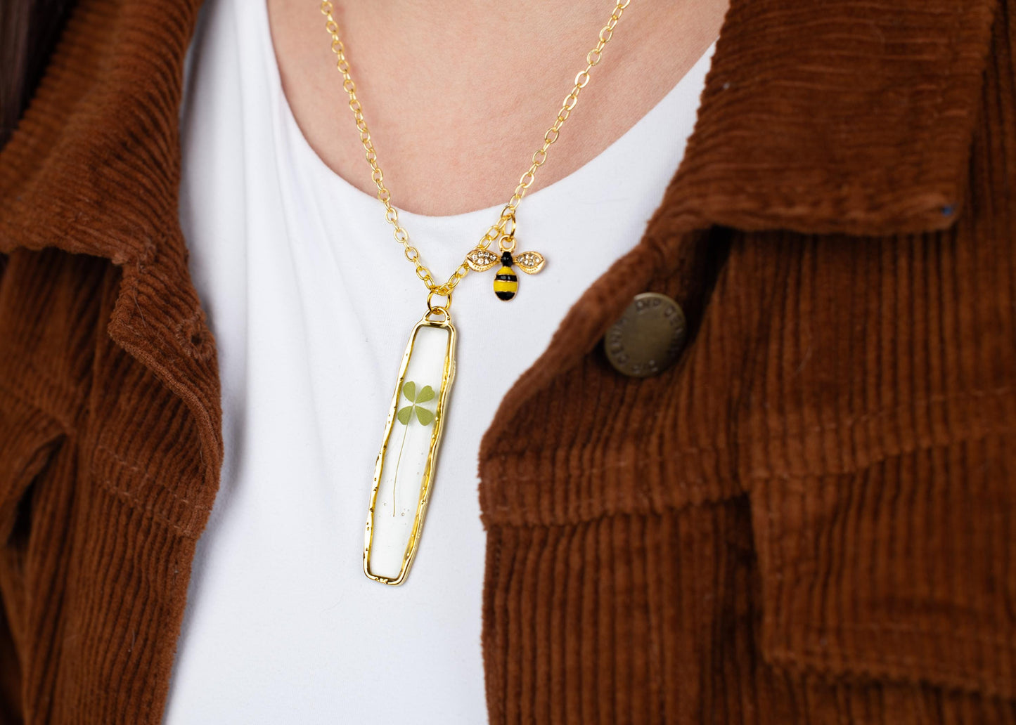 Real four-leaf clover necklace in gold resin pendant with bee charm – long botanical necklace, lucky charm jewelry, nature-inspired gift, whimsical cottagecore pendant, handmade pressed clover keepsake, honeybee jewelry, St. Patrick’s Day accessory