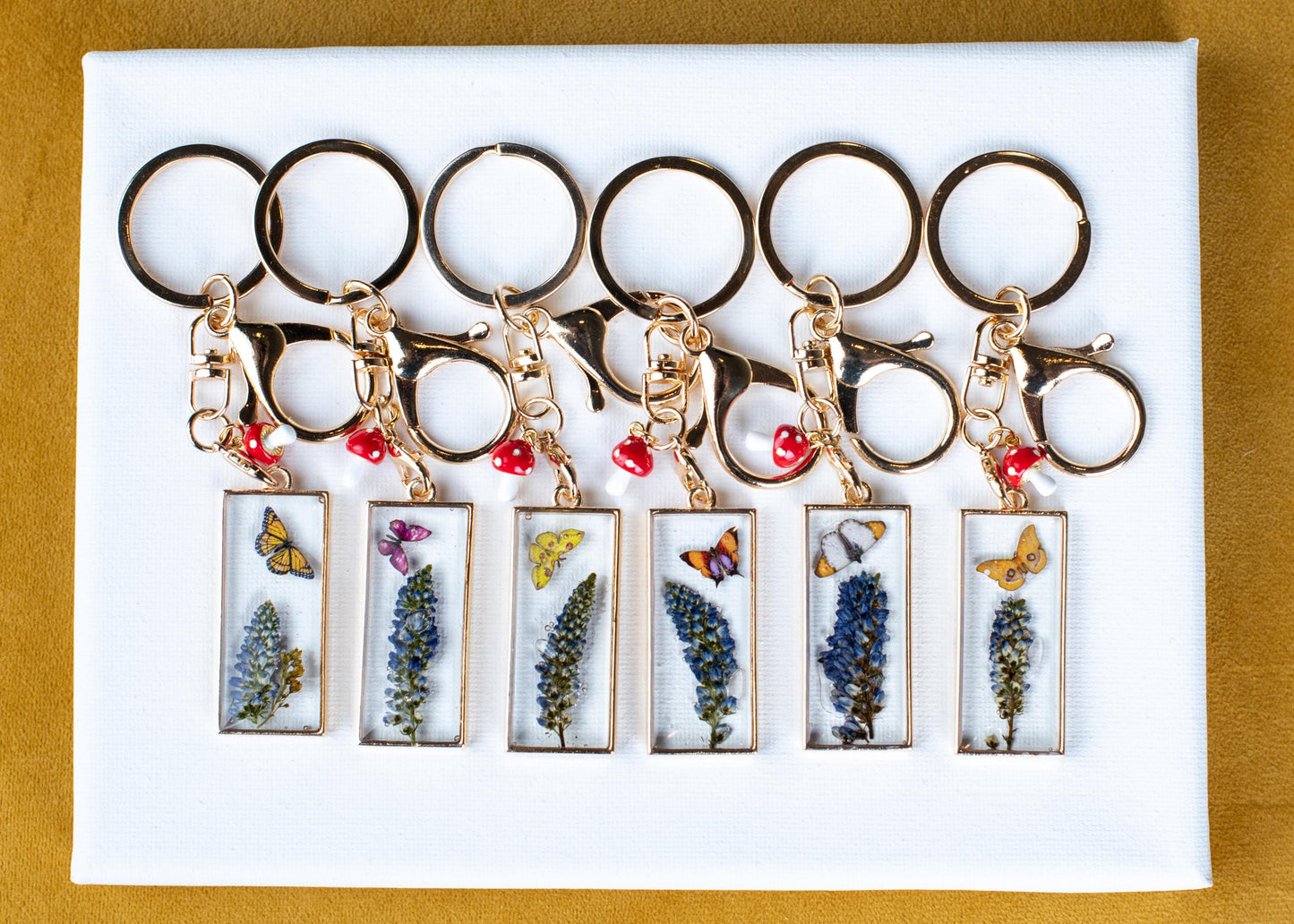 Nature Inspired Resin Charm Preserved Flower Collection Butterfly Garden Pendant Gold Tone Accessory Cottage Style Design Fairy Garden Aesthetic Botanical Art Piece Mushroom Detail Whimsical Decoration Perfect Gift Beautiful Handmade