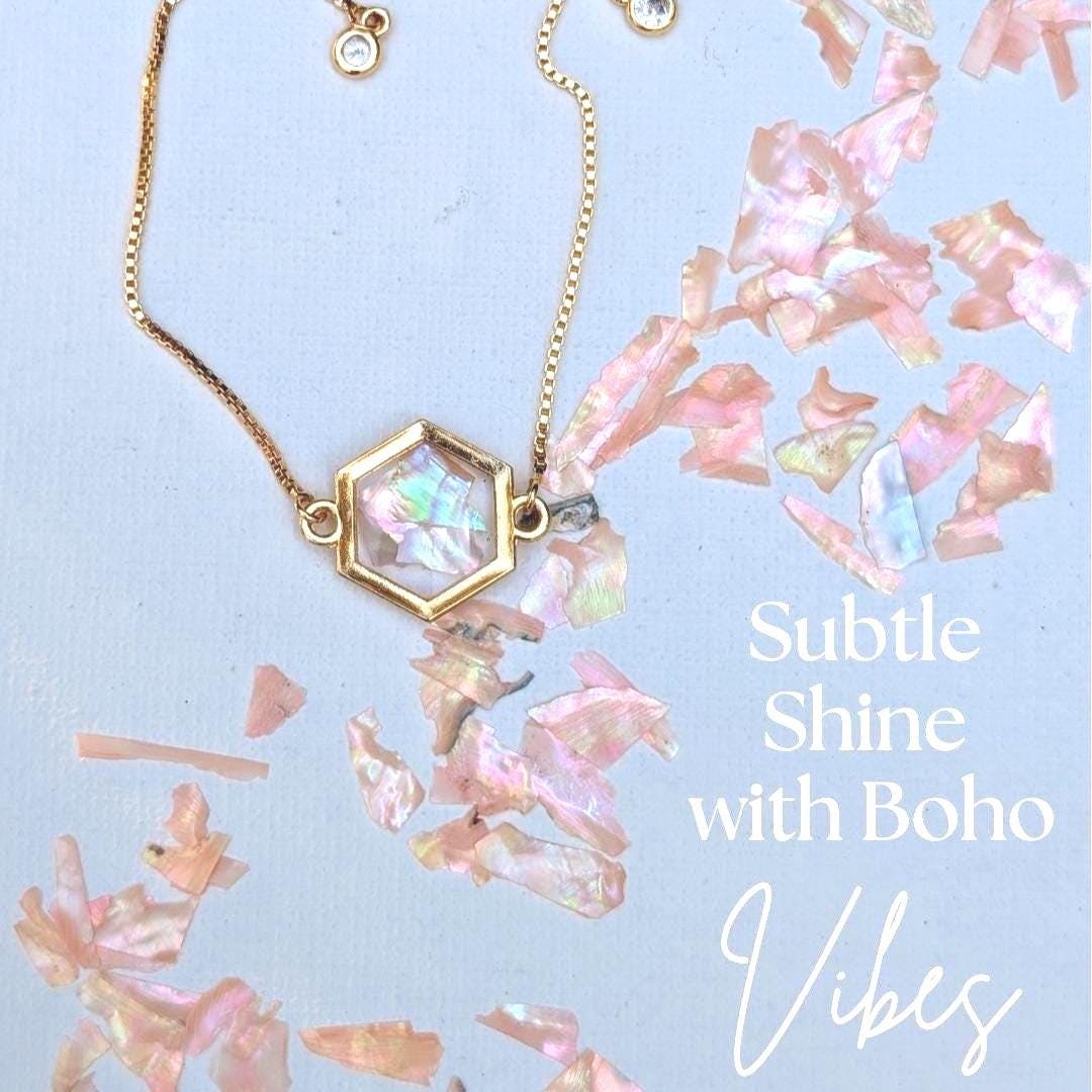 Adjustable charm bracelet with soft shell detail for summer adventures