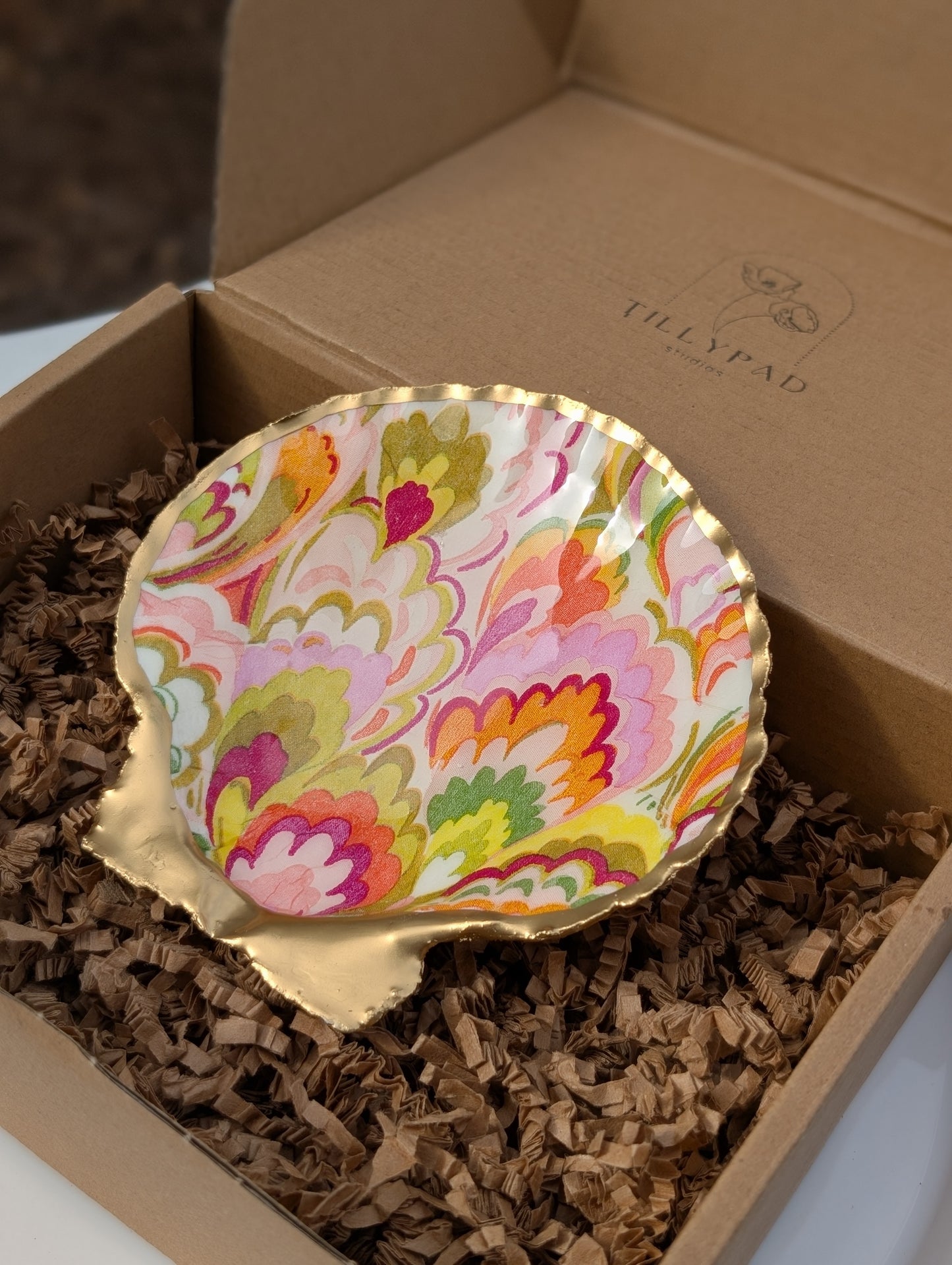 Decoupage Scallop Shell - Retro Waves
