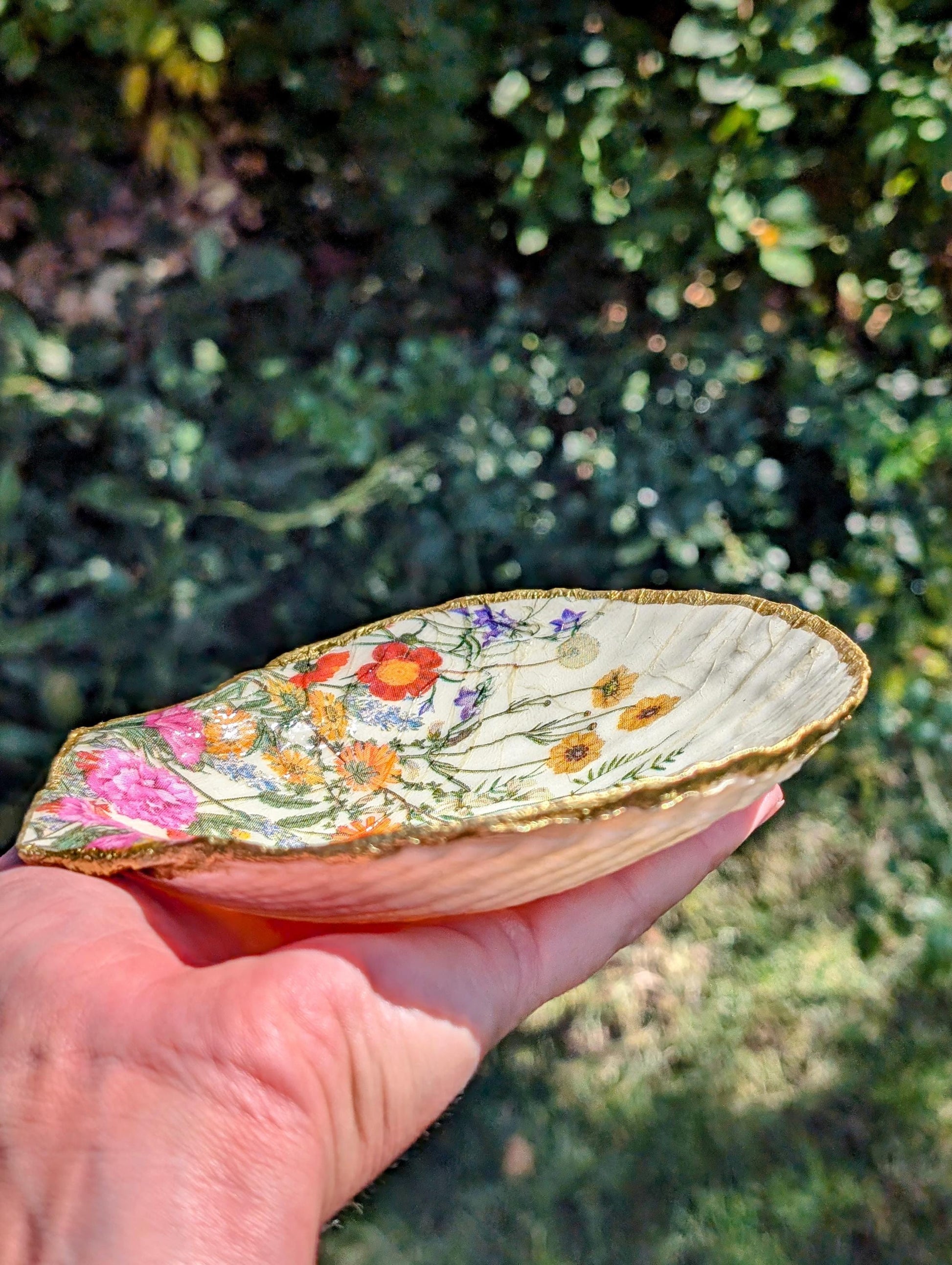 Coastal Decor Gift Seashell Jewelry Dish Beach Themed Gift Wildflower Keepsake Botanical Jewelry Holder Gold Trim Seashell Dish Nature Inspired Gift