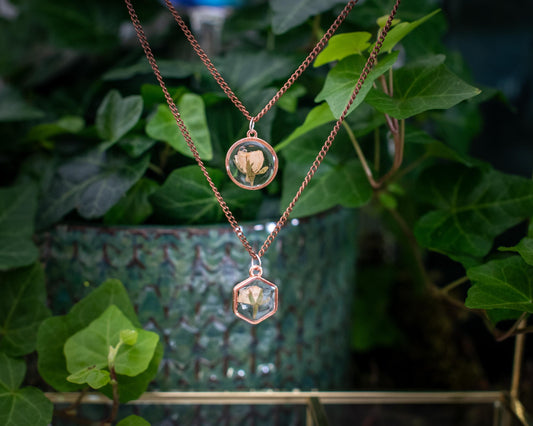 Birth flower birthday gift necklace featuring a real rose preserved in resin, set in a rose gold-toned pendant. A handmade floral keepsake perfect for celebrating her special day with nature-inspired jewelry.
