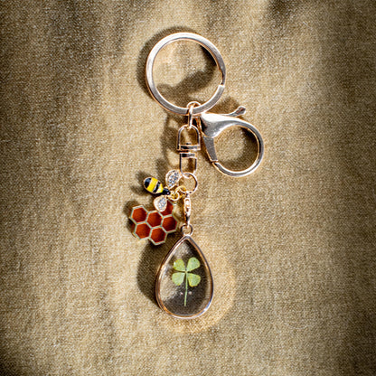 Lucky Clover Keychain Featuring Gold Bee Charm Honeycomb Design Irish Heritage Gift Perfect For Bee Lovers Nature Inspired Accessory Handmade Charm Set Four Leaf Clover Symbol Good Luck Charm Gold Tone Metal Bee Jewelry