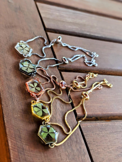 Bridesmaid Bracelet Gift Wedding Party Favor Lucky Clover Pendant Brass Chain Jewelry Special Occasion Accessory Customizable Hexagon Color Real Four Leaf Clover Design Bridal Party Present Perfect Wedding Day Gift Beautiful Delicate Style