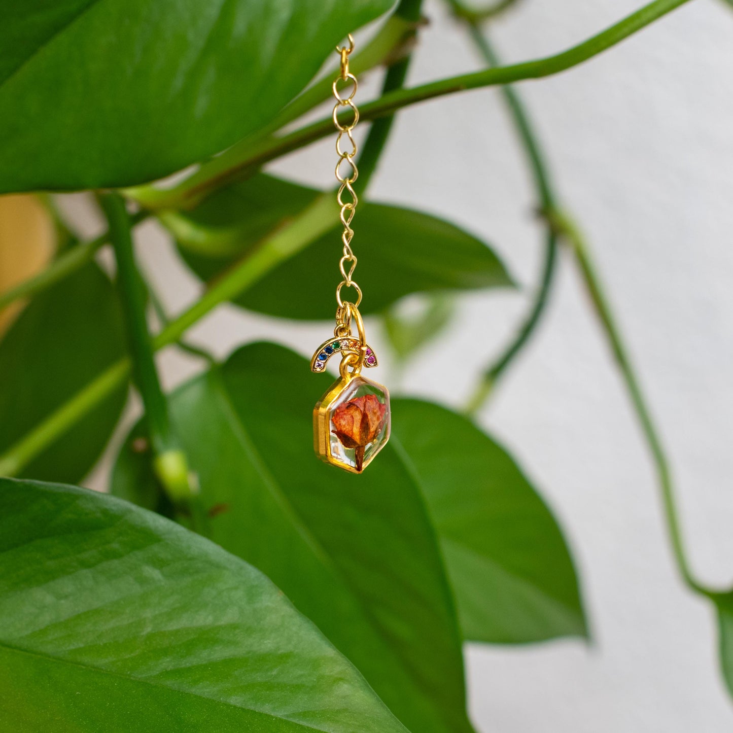 Preserved White Rose Brass Pendant Protection Charm Hexagonal Display Piece Resin Encased Flower Art Home Decoration Keepsake Natural Botanical Design Modern Accent Piece Custom Symbol Collection Beautiful Display Gift Spiritual Energy