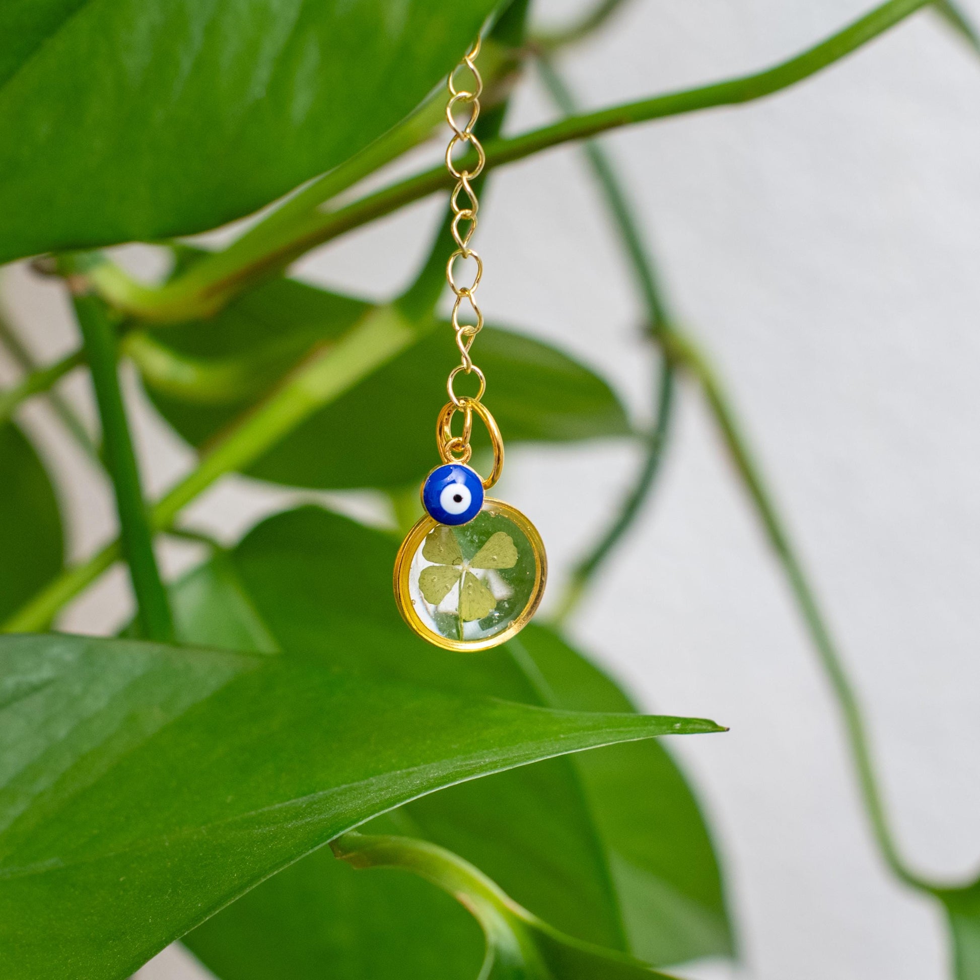 Lucky Charm Crystal Pendant Preserved Four Leaf Clover Pink Crystal Design Nature Inspired Jewelry Garden Lover Gift Boho Style Accessory Whimsical Home Decor Gold Hook Detail Botanical Collection Natural Plant Art