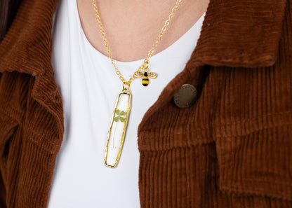 Real four-leaf clover necklace in gold resin pendant with bee charm – long botanical necklace, lucky charm jewelry, nature-inspired gift, whimsical cottagecore pendant, handmade pressed clover keepsake, honeybee jewelry, St. Patrick’s Day accessory