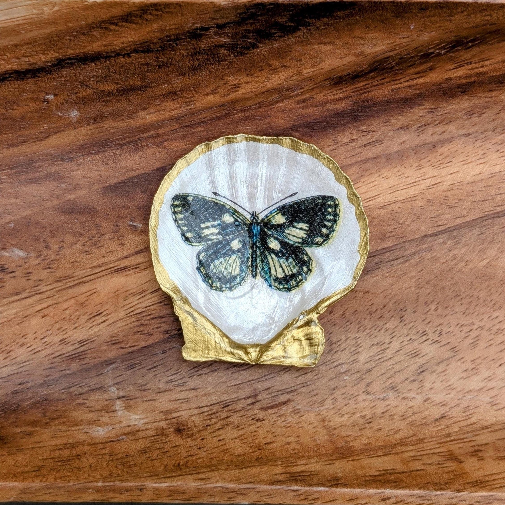 Cottagecore baby shower butterfly favor trinket dish with pressed floral design fairy boho thank you gift for girl baby shower guests handmade botanical keepsake pink party decor nature themed jewelry tray for guests guest appreciation shell gift fairycore accessory for baby girl shower unique shower token table decor baby favor butterfly jewelry holder for whimsical baby party