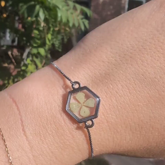 Graduation Protection Bracelet for Student Graduation Gift Four Leaf Clover Charm Silver Chain Moving Present Resin Pendant Protection Charm
