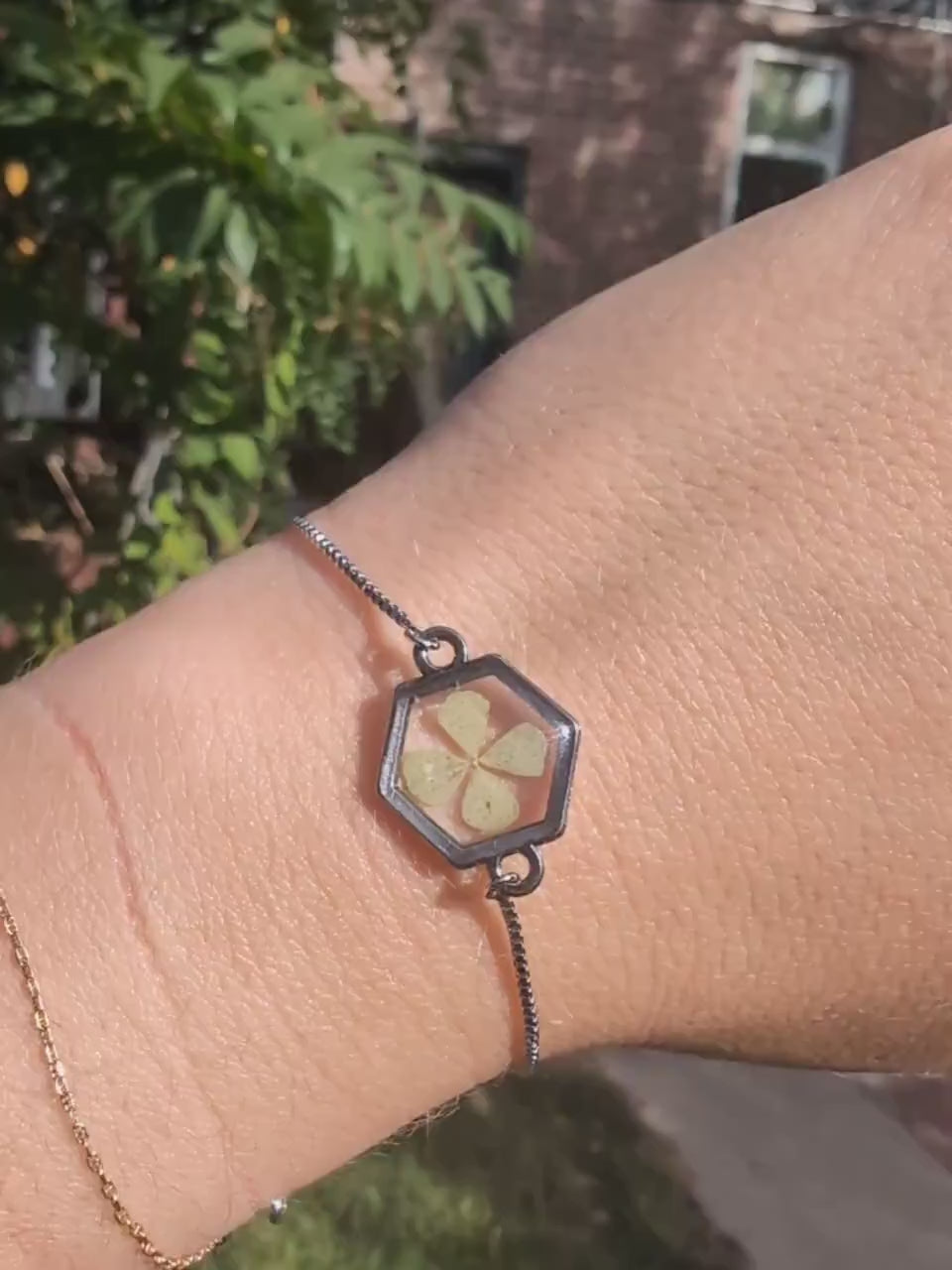 Graduation Protection Bracelet for Student Graduation Gift Four Leaf Clover Charm Silver Chain Moving Present Resin Pendant Protection Charm